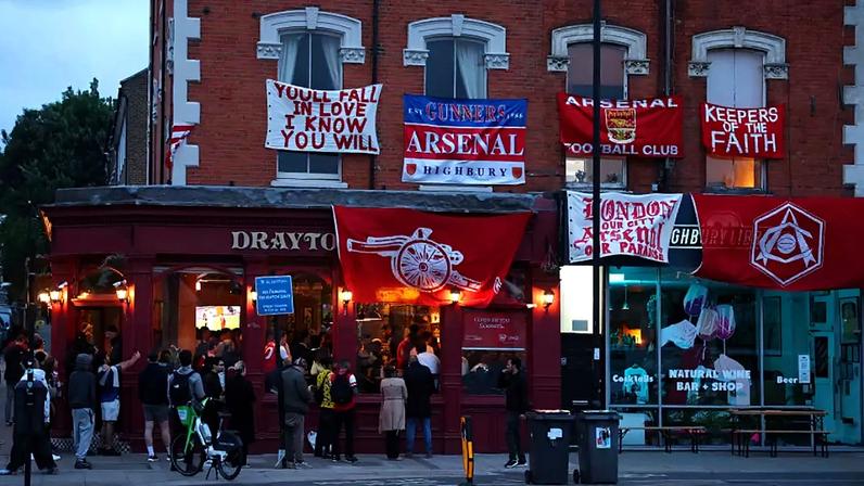 Torcedores do Arsenal assistem ao jogo pelas ruas de Londres
