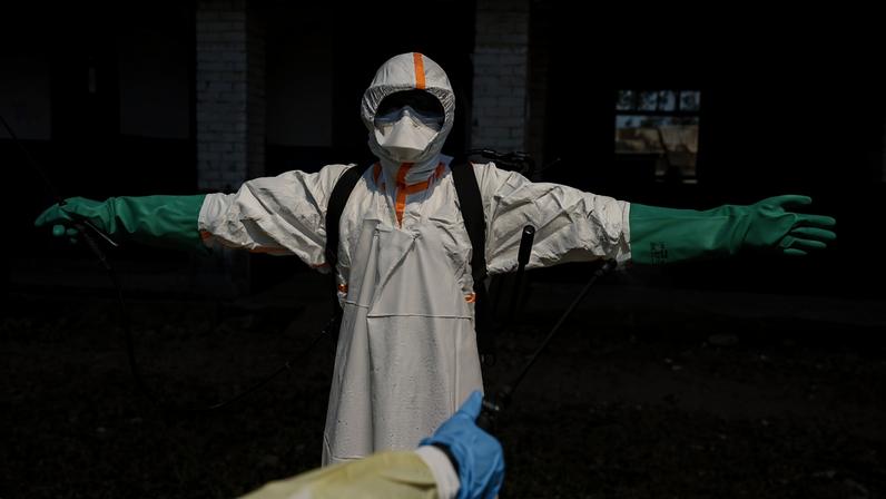 Profissional de saúde passa por desinfecção ao trabalhar contra o ebola