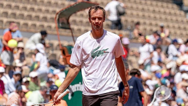 Medvedev leva esporro da esposa após reclamar do calor em Roland Garros — Foto: Getty Images