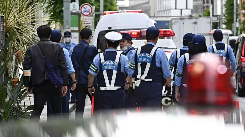 Policiais e equipes de emergência se reúnem em frente ao complexo comercial GINZA SIX, no distrito de Ginza, em Tóquio, Japão, em 25 de maio de 2026, após várias pessoas relatarem mal-estar durante um incidente envolvendo uma possível substância irritante.