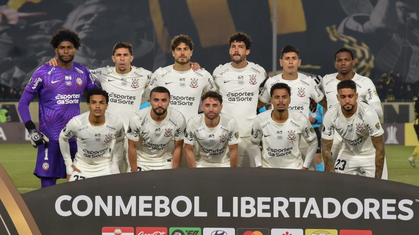 Time posado do Corinthians em jogo contra o Peñarol — Foto: Guillermo Legaria/Getty Images