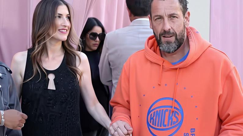 Adam Sandler e a esposa Jackie na première de 'Paixão de Escritório' — Foto: Getty