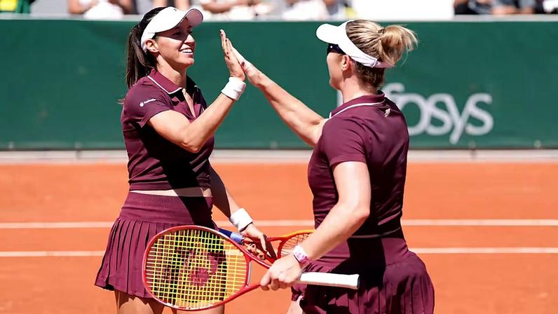 Luisa Stefani e Gabriela Dabrowski em Roland Garros — Foto: Marleen Fouchier/BSR Agency/Getty Images