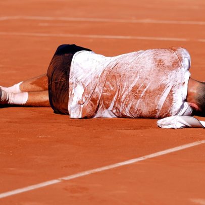 Tenista desaba após jogo de quase cinco horas e calor em Roland Garros