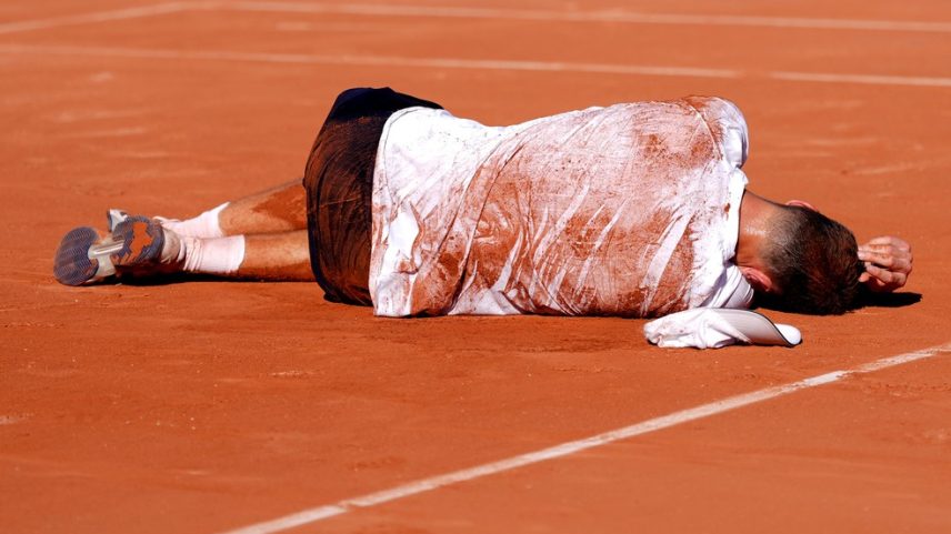 Jakub Mensik desabou em quadra após vitória em Roland Garros — Foto: Marleen Fouchier/BSR Agency/Getty Images