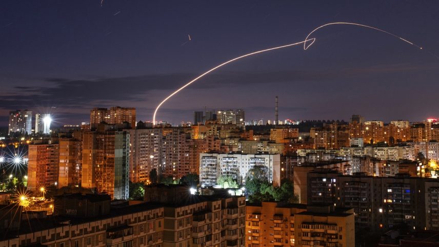 Explosões sobre a cidade após militares ucranianos atingirem drones russos durante ataques com mísseis e drones russos, em meio ao ataque da Rússia à Ucrânia