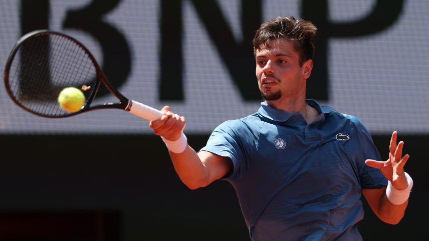 Arthur Gea, tenista francês, corre para o banheiro durante partida de Roland Garros — Foto: Reprodução/TNT Sports UK
