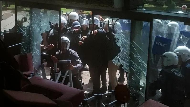 Policiais da tropa de choque invadiram a sede do principal partido de oposição da Turquia, o Partido Republicano do Povo (CHP, social-democrata), em Ancara, em 24 de maio de 2026, após uma decisão judicial que destituiu a liderança da legenda