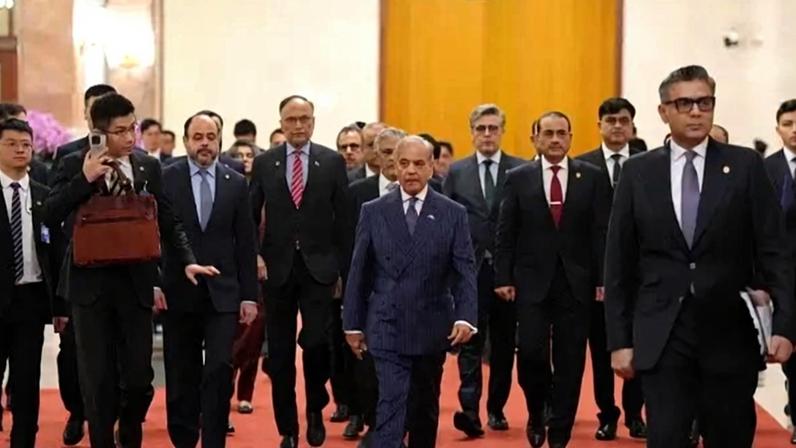 O primeiro-ministro paquistanês, Shehbaz Sharif, chega ao Grande Salão do Povo em 25 de maio de 2026, em Pequim, China.
