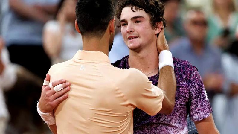 Noavk Djokovic cumprimentou João Fonseca após duelo em Roland Garros