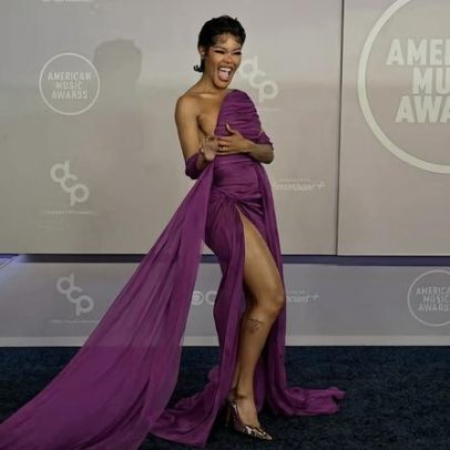 Teyana Taylor escolhe vestido com fendas para o American Music Awards 2026
