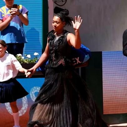 Naomi Osaka estreia em Roland Garros com looks chamativos