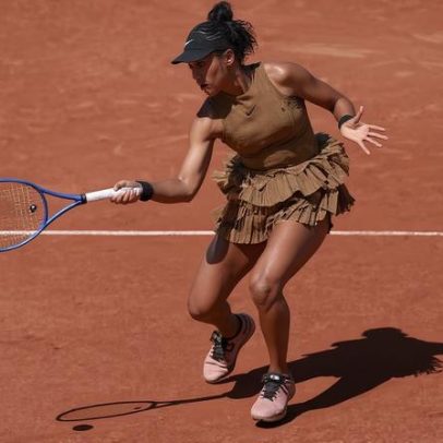 Naomi Osaka estreia em Roland Garros com look fashionista