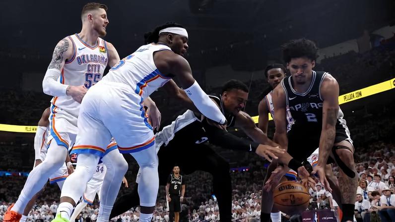 Jogadores disputam bola em Oklahoma City Thunder x San Antonio Spurs — Foto: Christian Petersen/Getty Images