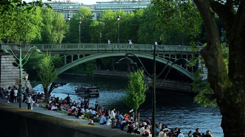 Pessoas se reúnem às margens do Rio Sena para se refrescar em meio a uma forte onda de calor em 27 de maio de 2026 em Paris, França