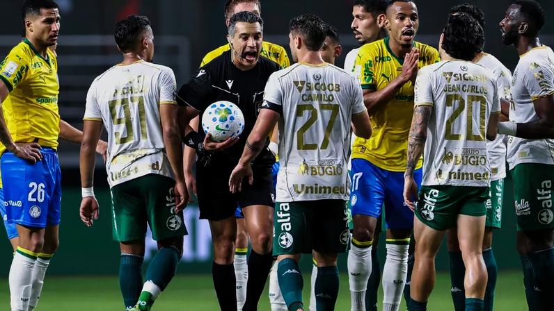 O árbitro Felipe Fernandes de Lima decidiu revisar as imagens por conta própria e anulou o empate contra o Palmeiras.