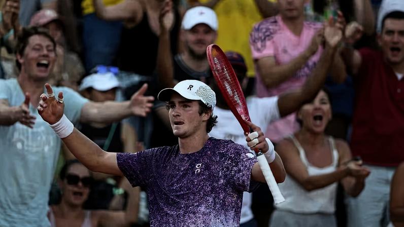 João Fonseca se torna o tenista mais jovem da história a vencer Djokovic em Grand Slams — Foto: Getty Images
