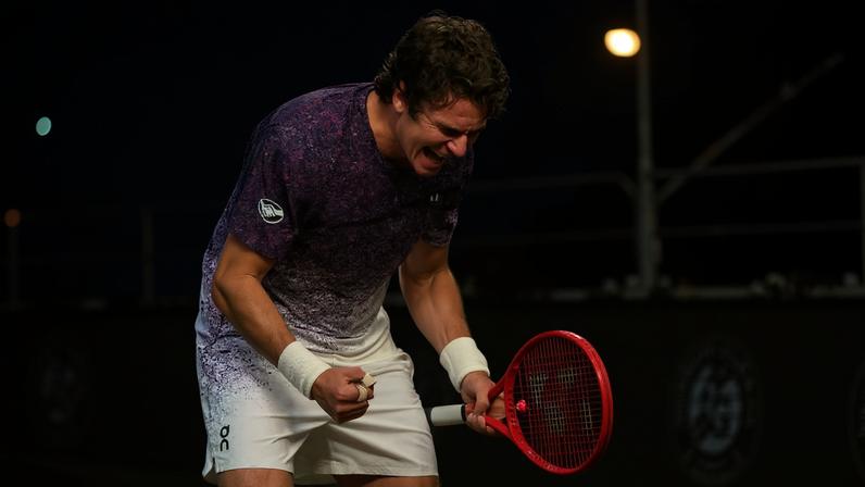 João Fonseca vibra com a vitória sobre Djokovic — Foto: Matthew Stockman/Getty Images
