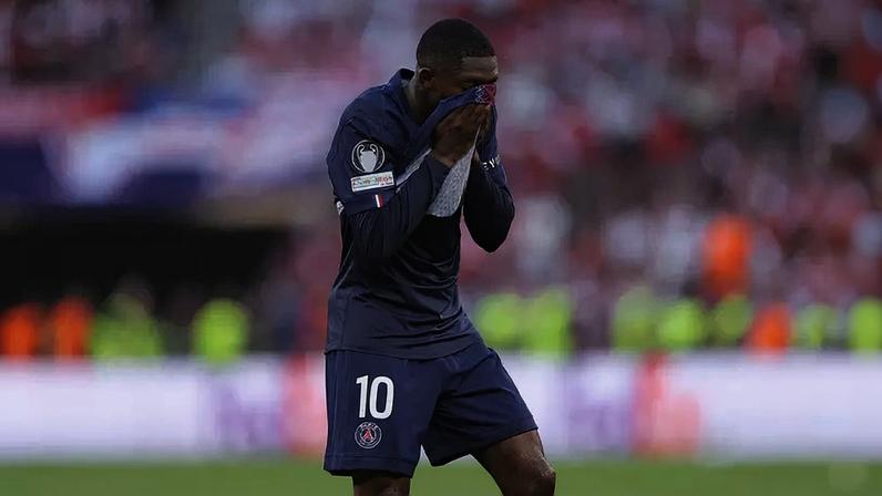 Ousmane Dembélé, camisa 10 do PSG, sente o músculo da coxa na final da Liga dos Campeões