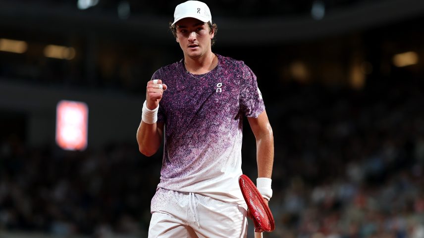 João Fonseca comemora ponto contra Casper Ruud, em Roland Garros — Foto: Clive Brunskill/Getty Images