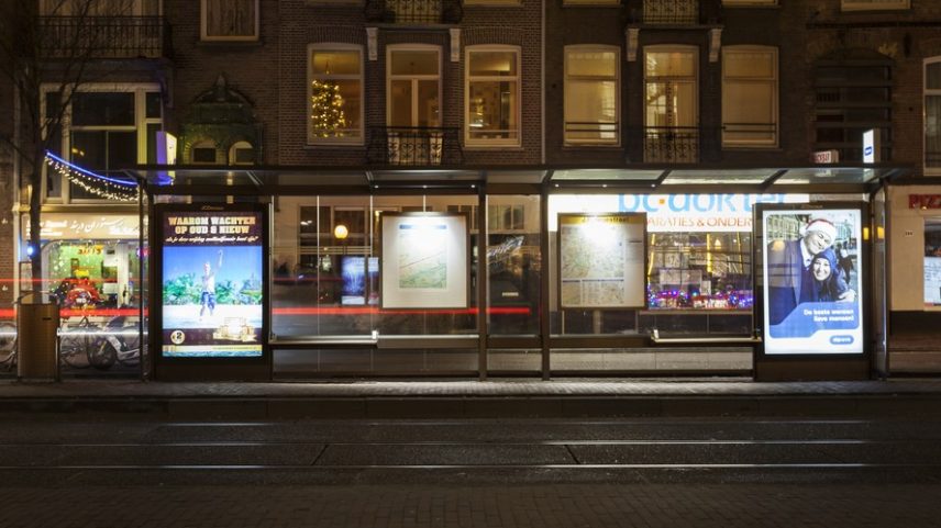 Abrigo para passageiros de ônibus em Amsterdã: cidade retirou anúncios de carne e combustíveis fósseis.