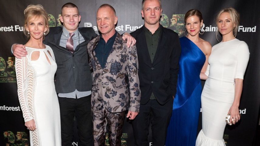 O músico Sting e a produtora Trudie Styler com quatro dos filhos do cantor