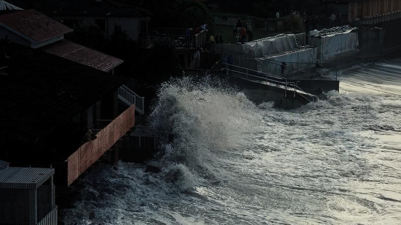 Ondas atingem casas em Laguna Beach, na Califórnia, durante evento associado ao El Niño. Especialistas alertam que oceanos mais quentes continuam aumentando o potencial destrutivo de tempestades extremas.