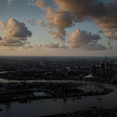 Rio Tâmisa recebe ponto oficial de banho em Londres após pressão ambiental