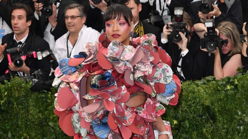 Rihanna com look da marca no Met Gala de 2017, com o tema 'Rei Kawakubo/Comme des Garcons: Art Of The In-Between', em 2017 — Foto: Getty Images