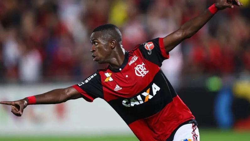 Vinícius Júnior com a camisa do Flamengo