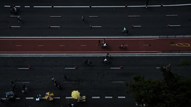 Em São Paulo, a Avenida Paulista fica fechada para carros todos os domingos e feriados com o programa Ruas Abertas, que estimula o uso da cidade pelos pedestres