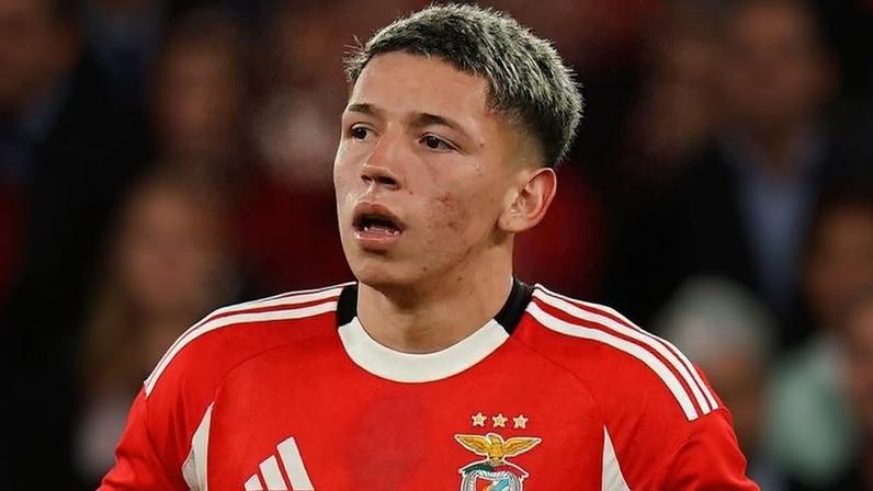 Gianluca Prestianni, do Benfica, durante jogo contra o Real Madrid na Champions