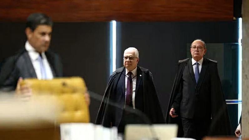 Ministros Edson Fachin e Gilmar Mendes entram no plenário do STF — Foto: Luiz Silveira/STF