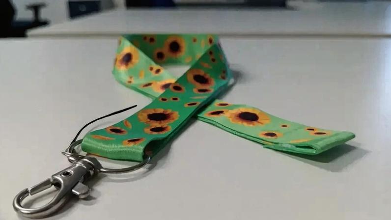 Cordão adornado com girassóis é símbolo internacional para transtorno do espectro autista e deficiências ocultas