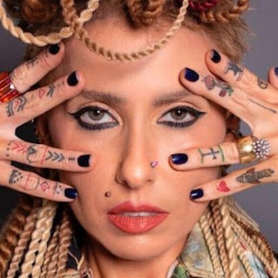 Procuradora federal é atacada por visual com tatuagens, piercings e dreads