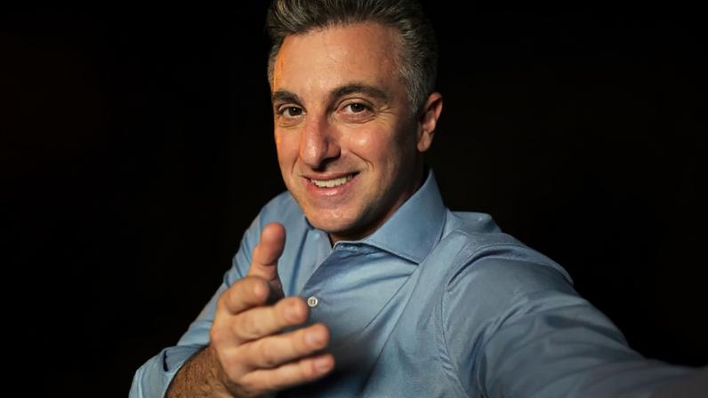 Luciano Huck no palco do 'Domingão', da Globo