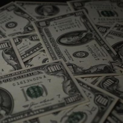 Ibovespa cai para 174 mil, menor desde janeiro, quadro eleitoral em foco.