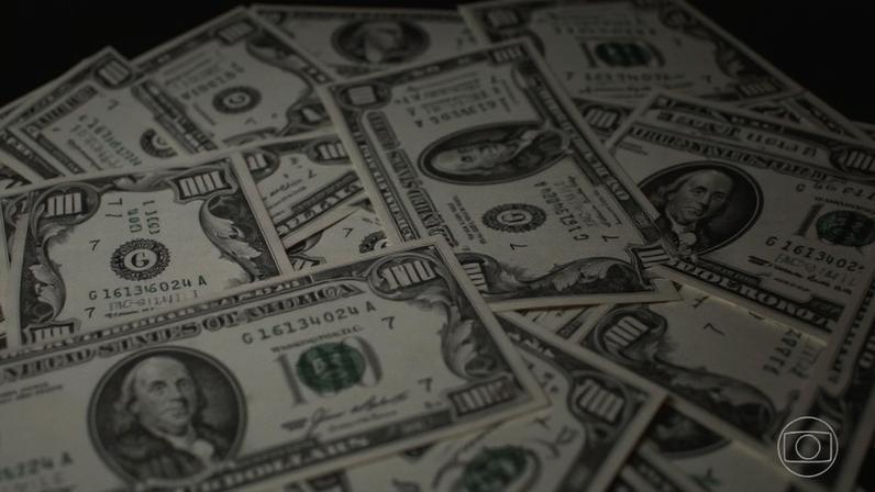 China reduz investimento no Tesouro dos EUA e derruba o dólar nos mercados globais — Foto: Jornal Nacional/ Reprodução