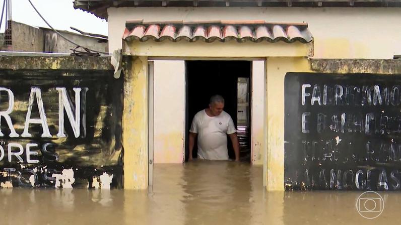 Chuva provoca estragos na Paraíba e moradores ficam ilhados