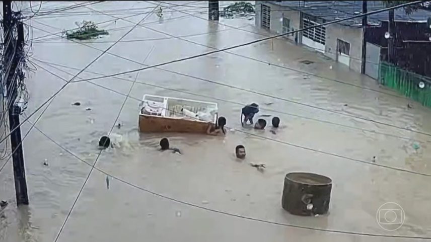 Quase 10 mil pessoas saem de casa por causa das chuvas em Pernambuco — Foto: Jornal Nacional/ Reprodução
