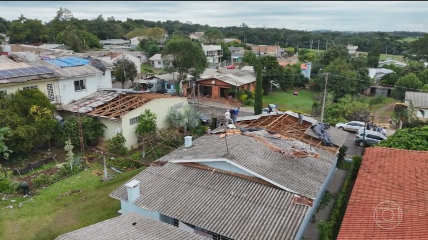 Mau tempo provoca destruição no Rio Grande do Sul; 2 pescadores estão desaparecidos — Foto: Jornal Nacional/ Reprodução