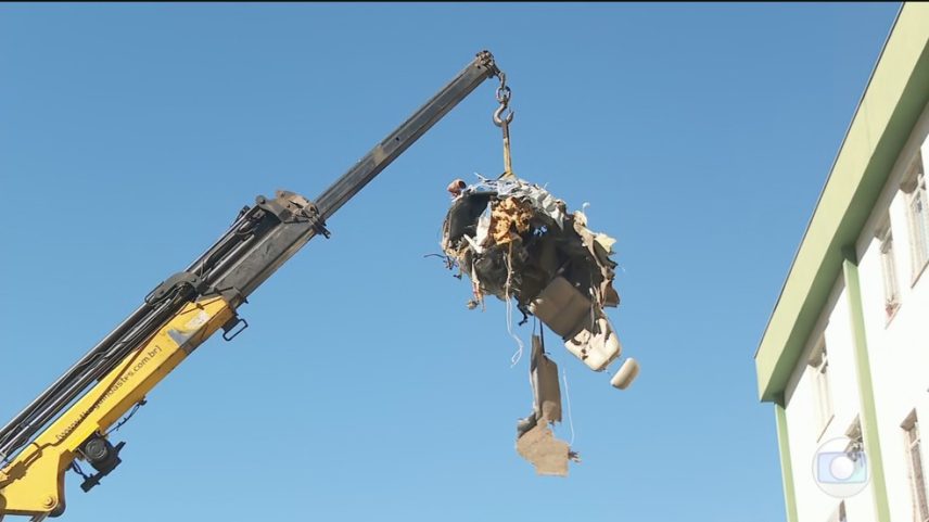 Moradores do prédio atingido por avião voltam a poder entrar em casa depois da retirada dos destroços — Foto: Jornal Nacional/ Reprodução