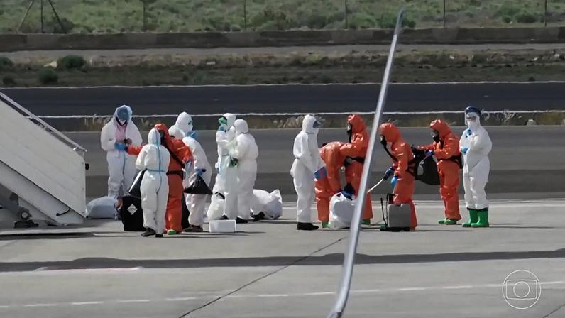 Últimos passageiros do navio que registrou casos de hantavírus desembarcam na Espanha — Foto: Jornal Nacional/ Reprodução