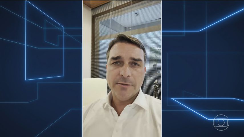 Mensagens mostram que Flávio Bolsonaro cobrou dinheiro de Vorcaro para concluir filme sobre o ex-presidente Jair Bolsonaro — Foto: Jornal Nacional/ Reprodução