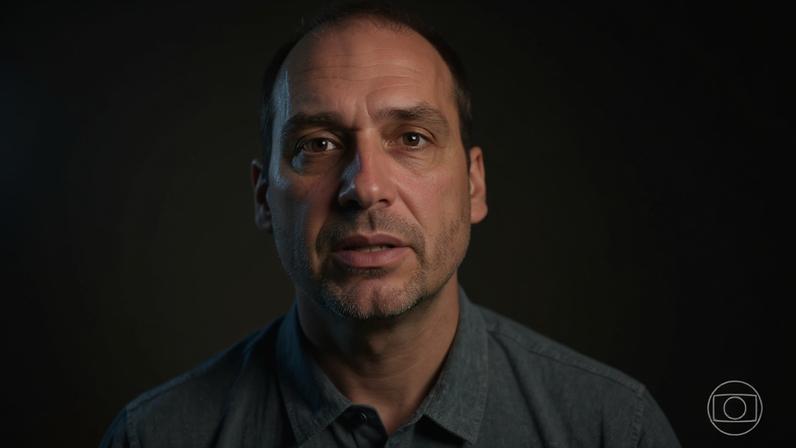 Ex-deputado federal Eduardo Bolsonaro admite que assinou documento como produtor-executivo do filme sobre o pai — Foto: Jornal Nacional/ Reprodução