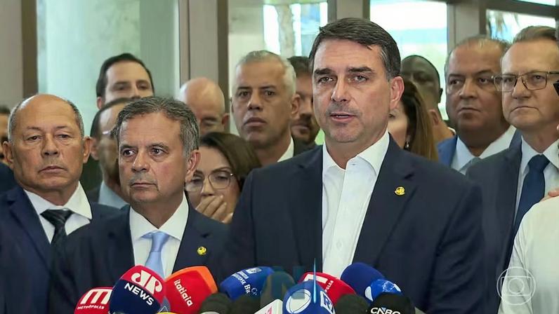 Após dizer que não tinha relação com Vorcaro, Flávio Bolsonaro admite visita ao banqueiro após primeira prisão do dono do Master — Foto: Jornal Nacional/ Reprodução