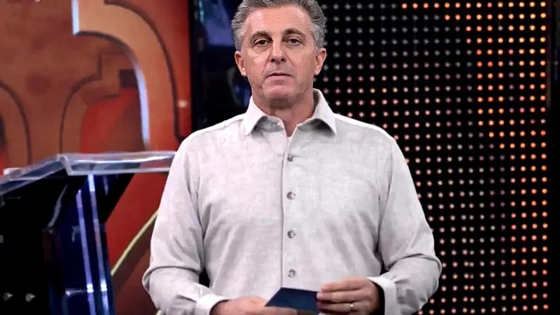 CALDEIRÃO DE POLÊMICAS Luciano Huck: estudos mostram que Bolsa-Família reduziu a oferta de mão de obra (Reprodução/TV Globo)