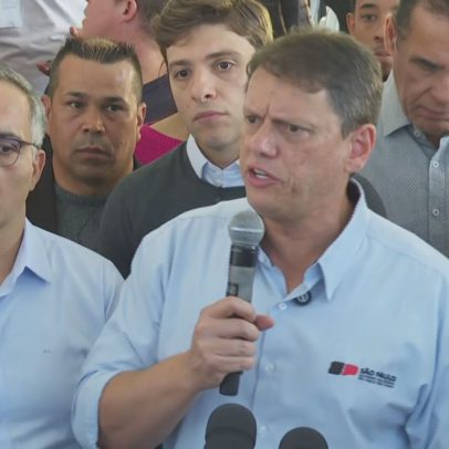 Tarcísio defende Flávio Bolsonaro e diz áudios não afetam pré-candidatura