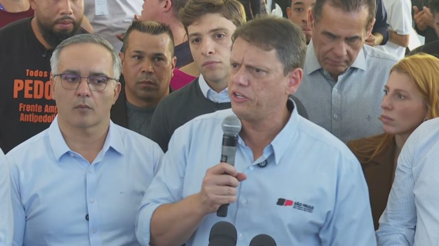 O governador de São Paulo, Tarcísio de Freitas (Republicanos), saiu em defesa do senador Flávio Bolsonaro (PL) nesta quinta-feira (14) após a divulgação de áudios em que o parlamentar cobra o banqueiro Daniel Vorcaro. — Foto: Reprodução