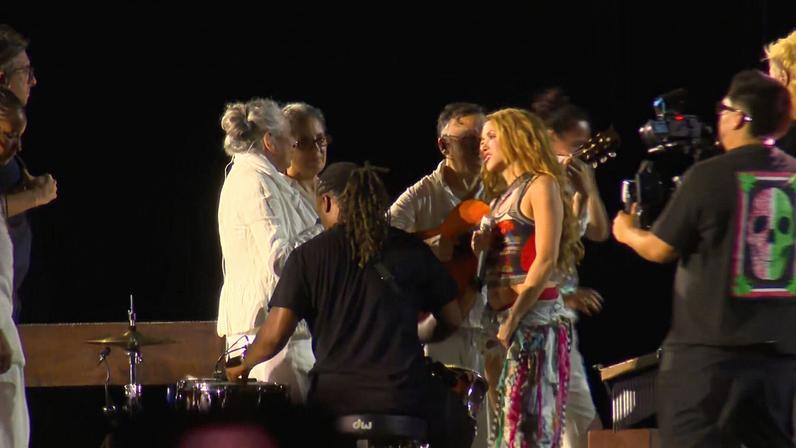 Fãs lotam Copacabana aguardando passagem de som de Shakira — Foto: Reprodução/GloboNews
